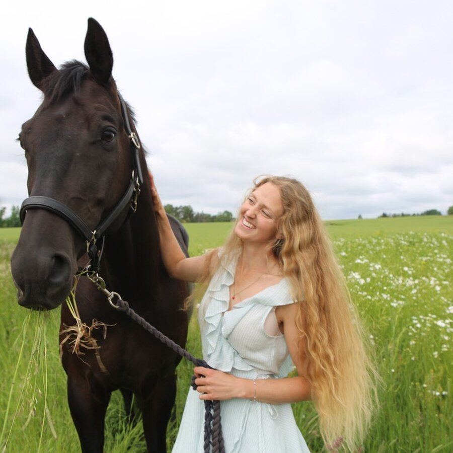 Jenny Glebenius och Libertys Akrobat i hagen